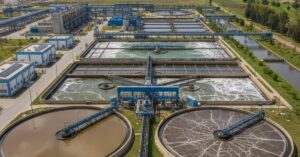 تفاصيل هندسية لأحواض معالجة مياه الصرف الصحي، تعكس فوائد معالجة مياه الصرف الصحي في إعادة تدوير الموارد المائية وتقليل الهدر المائي في المدن.