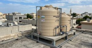 نظام خزانات مياه مزدوجة باللون البيج بسعة 5000 لتر لكل منهما فوق سطح مبنى سكني، لتوفير سعة الخزان المناسبة للمنزل وللعائلات الكبيرة.