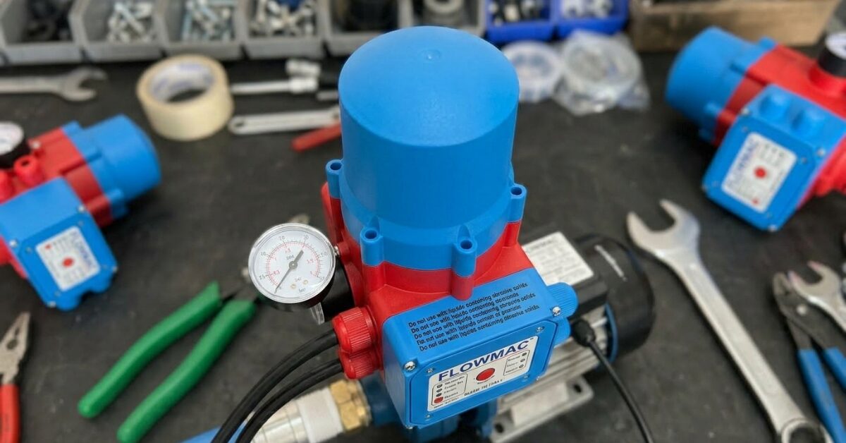 لقطة علوية لجهاز فلوماك أصلي ضمان يوضح عداد الضغط ولوحة التحكم اليدوية.